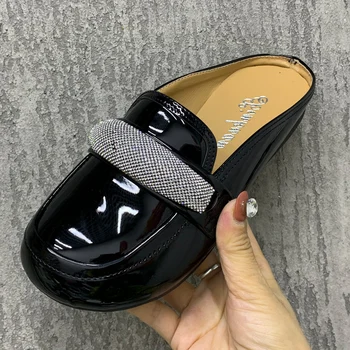 Yaz Kadın Terlik Bliing Ayakkabı Ayakkabı Kadınlar İçin Rahat Daireler Terlik Artı Boyutu Patent Deri Yarım Terlik Moda Sandalet