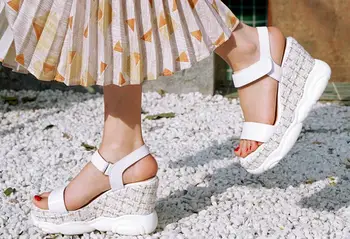 Yeni Yaz Kızlar Beyaz Çıplak İnek Deri Kanca Döngü 10 CM Kama Sandalet Kadın Basit Burnu açık Platformu Bir Çizgi rahat ayakkabılar Bayan